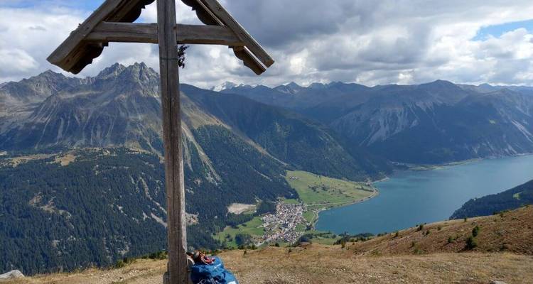 Una vista desde gran altura sobre un pueblo y un lago.