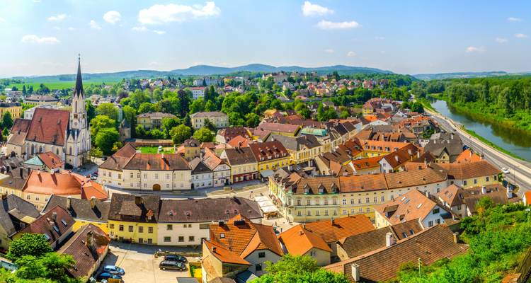 Luftaufnahme einer Stadt mit einer Kirche und der umliegenden Landschaft.
