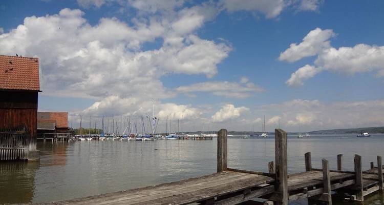 Une marina avec des bateaux et un ciel nuageux.