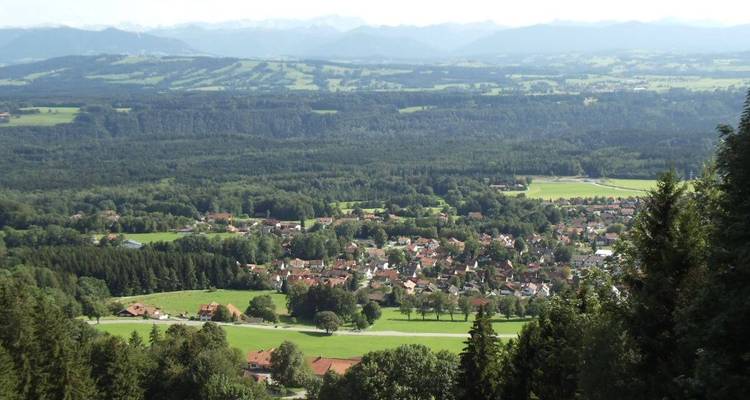 Une vue aérienne d'un village dans une vallée avec des forêts.