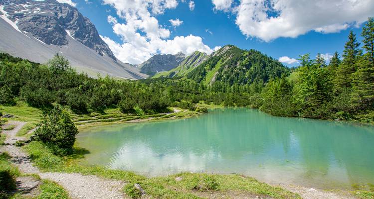 Paysage de montagne avec un lac turquoise.