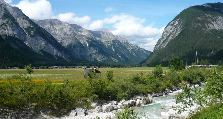 Rivière qui coule avec toile de fond montagnarde.