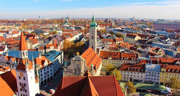 Panoramisch luchtbeeld van een stad met kleurrijke daken.