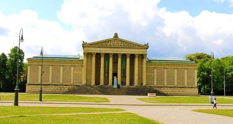 Historisch gebouw met zuilen en brede trappen.