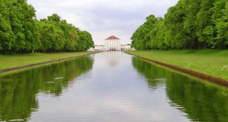 Paleis met tuinen en lange reflectievijver.