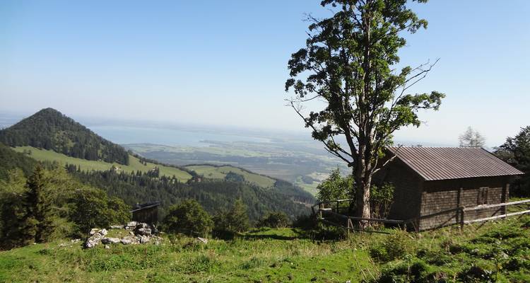 Vue d'une cabane rustique avec un paysage naturel étendu.
