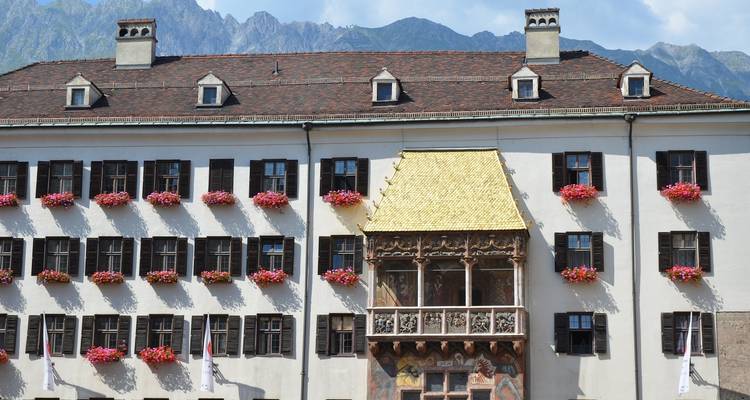 Bâtiment avec un balcon doré à Innsbruck.