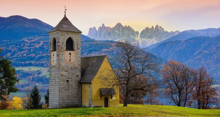 Charmante église avec les Dolomites en arrière-plan.
