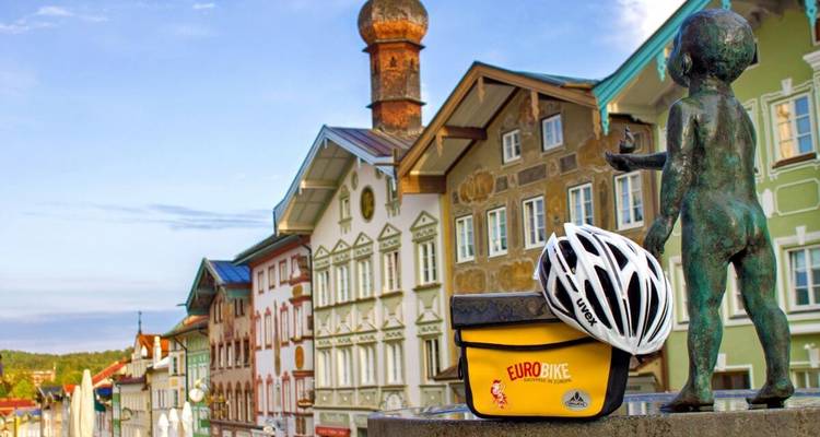 Statue avec un casque de vélo dans une ville européenne.