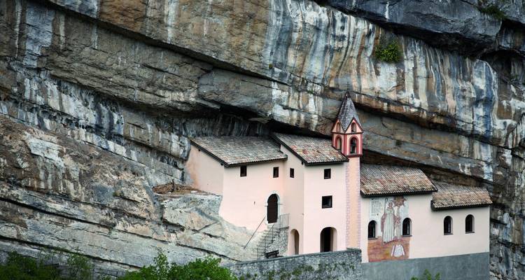 Bâtiment construit dans la paroi d'une falaise.