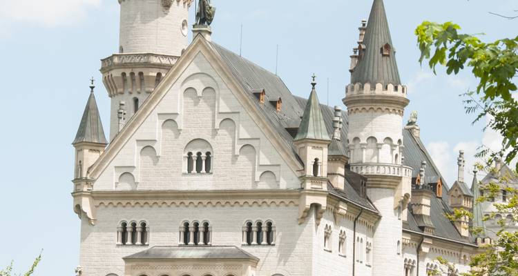 Bâtiment semblable à un château avec une architecture ornée et des flèches.