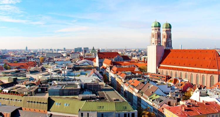 Luftaufnahme einer Stadt mit einer markanten Kirche