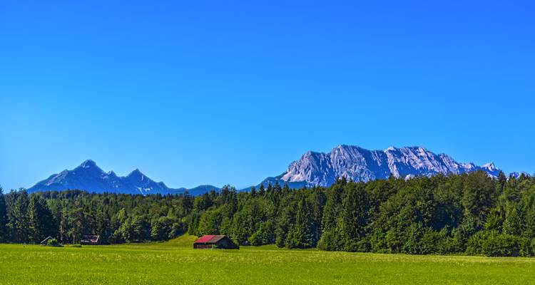 Offenes Feld mit freier Sicht auf die Bergkette.
