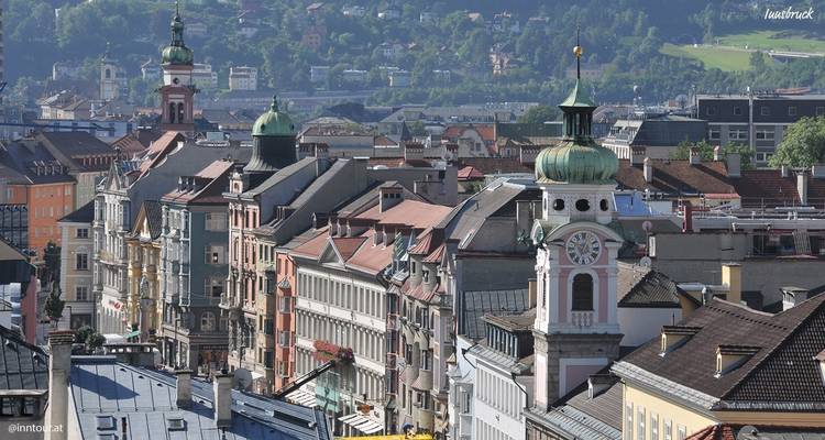 Vue panoramique d'une ville européenne avec de vieux bâtiments et des tours.