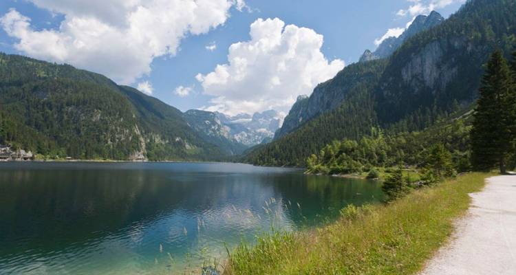 Lac paisible avec des montagnes environnantes.