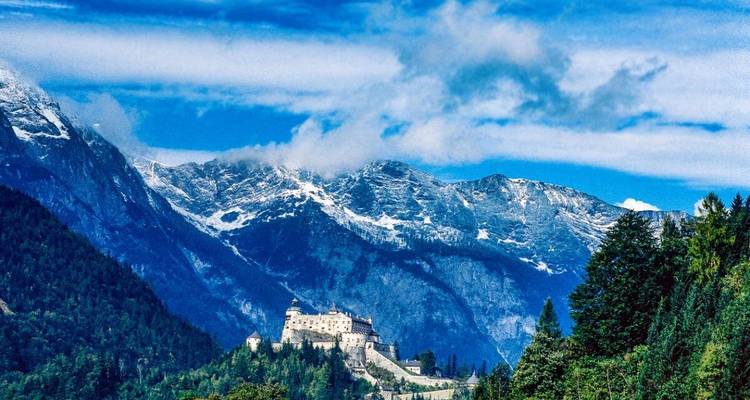 Berglandschap met een kasteel.