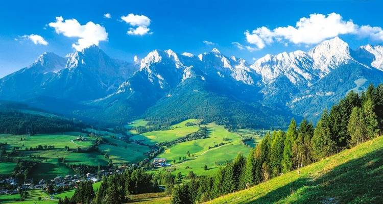 Wijd schilderachtig uitzicht op een vallei met bergketens.