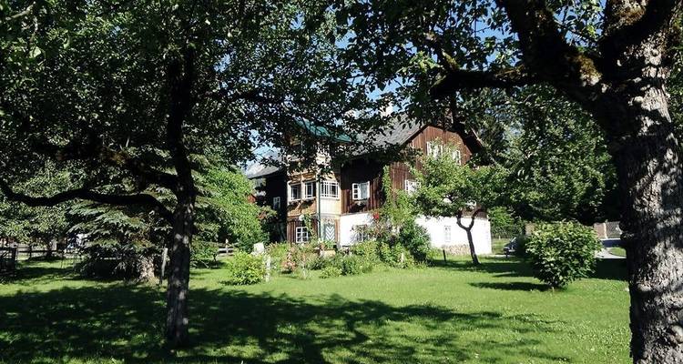 Pittoresk huis omringd door weelderig groen.