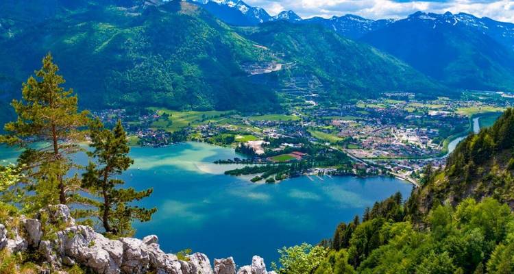 Vue aérienne d'un lac et du paysage environnant avec des montagnes au loin.