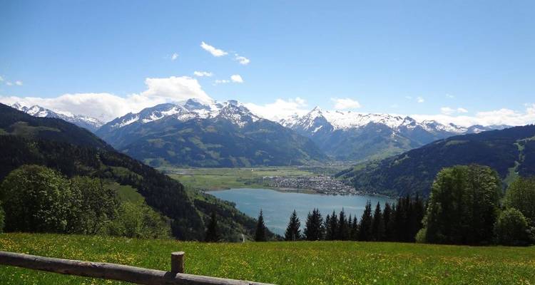 Vue panoramique d'un lac entouré de montagnes enneigées.