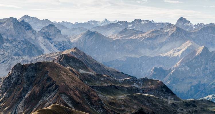 Pics de montagne escarpés sous un ciel dégagé