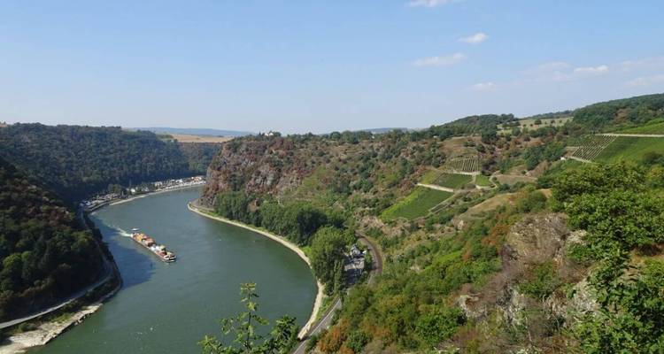 Kronkelende rivier die door schilderachtige heuvels stroomt.