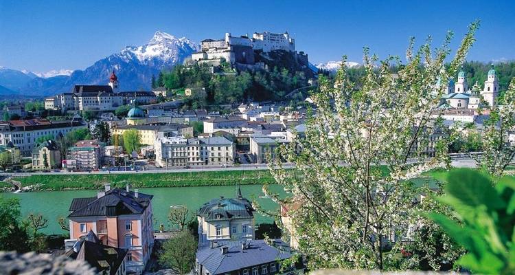 Une vue panoramique de Salzbourg avec des bâtiments historiques et un arrière-plan montagneux.