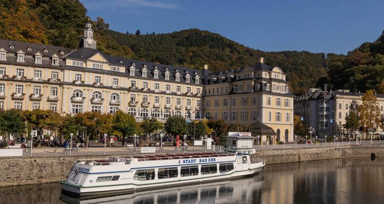 Barco atracado junto a elegantes edificios históricos.