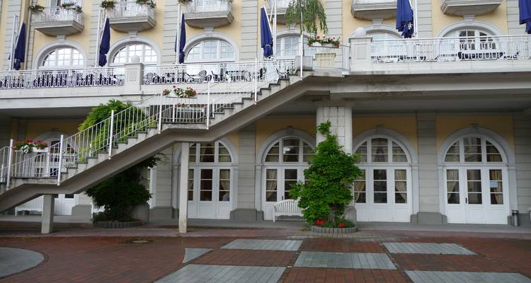 Fachada de un edificio histórico con ventanas arqueadas y escaleras.
