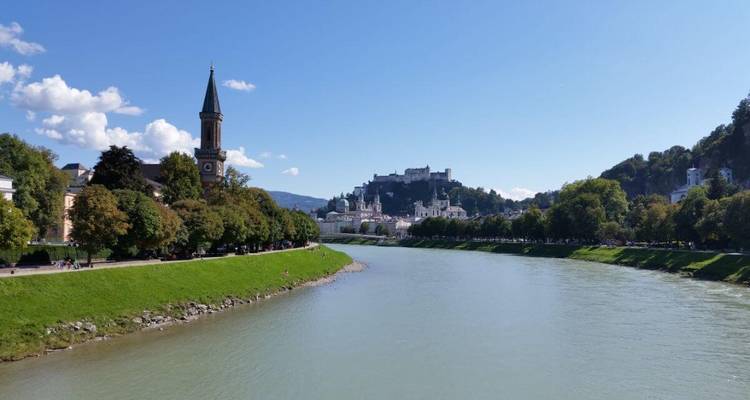 Riviergezicht met een stadsgezicht op de achtergrond.
