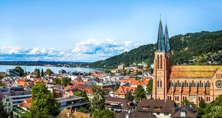 Vista aérea de una ciudad con una iglesia prominente y un lago.