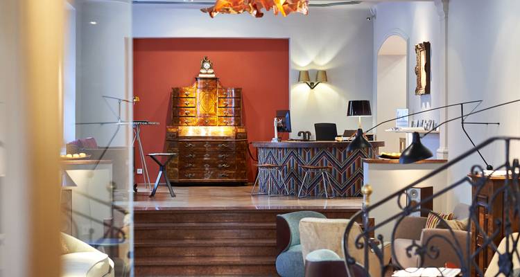 Intérieur d'un hall d'hôtel élégant au thème vintage.