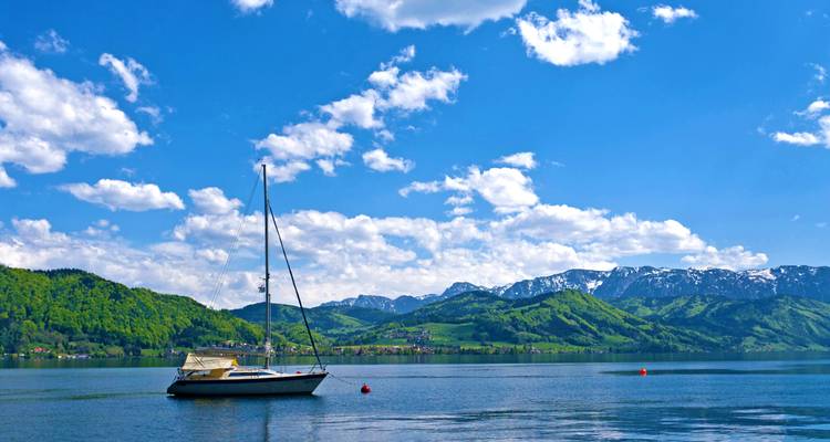 Voilier sur un lac avec une vue montagneuse.