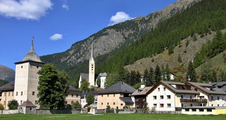 Bâtiments traditionnels avec un arrière-plan montagneux.