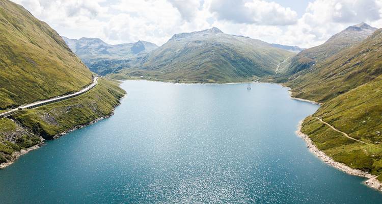 Un hermoso lago alpino rodeado de montañas.