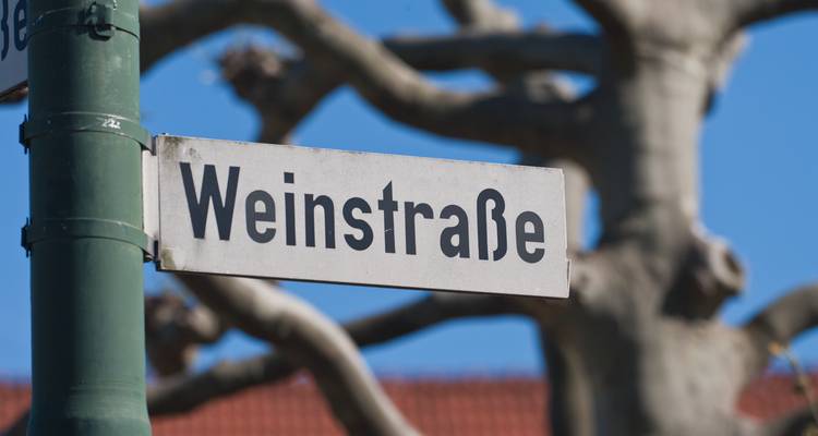 Panneau de Weinstraße (rue du vin) en Allemagne.