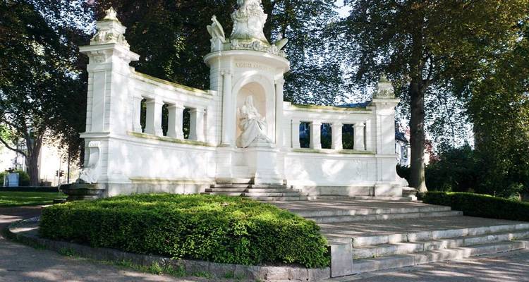 Monument dans un cadre de parc