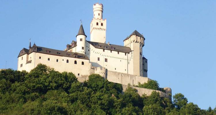 Château sur une colline contre un ciel clair