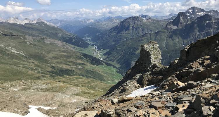 Felsige Berggipfel mit einem Tal darunter