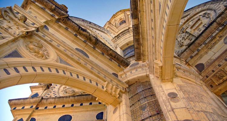 Gros plan d'arches architecturales ornementées.