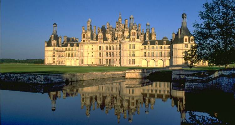 Château majestueux avec reflet dans l'eau.