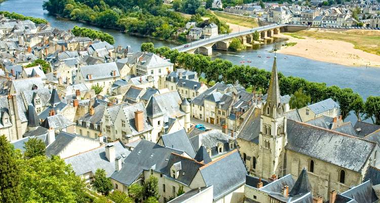 Ville pittoresque au bord d'une rivière, vue d'en haut.