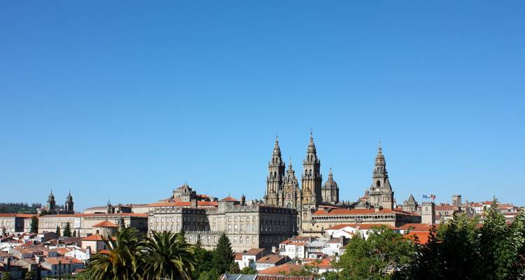 Vue panoramique de la Cathédrale de Saint-Jacques-de-Compostelle sous un ciel bleu dégagé