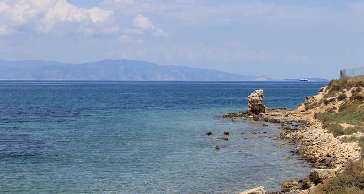Côte rocheuse avec des eaux bleues et transparentes.