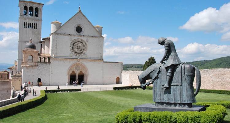 Église historique avec une statue d'un chevalier à cheval.