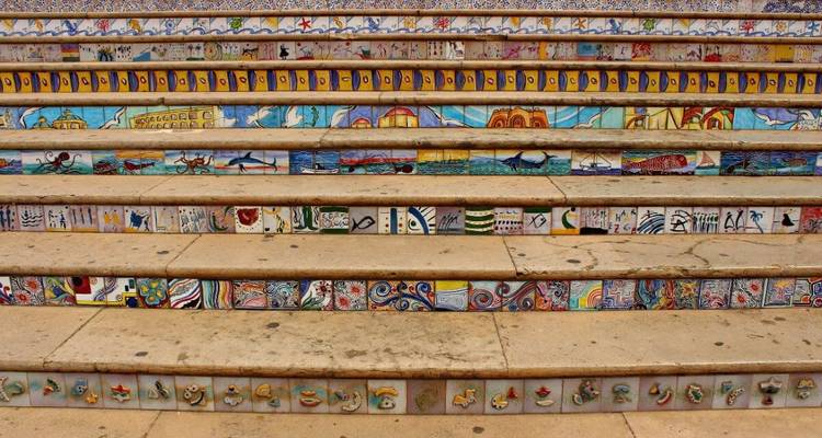 Escaliers peints colorés avec des motifs de design complexes.