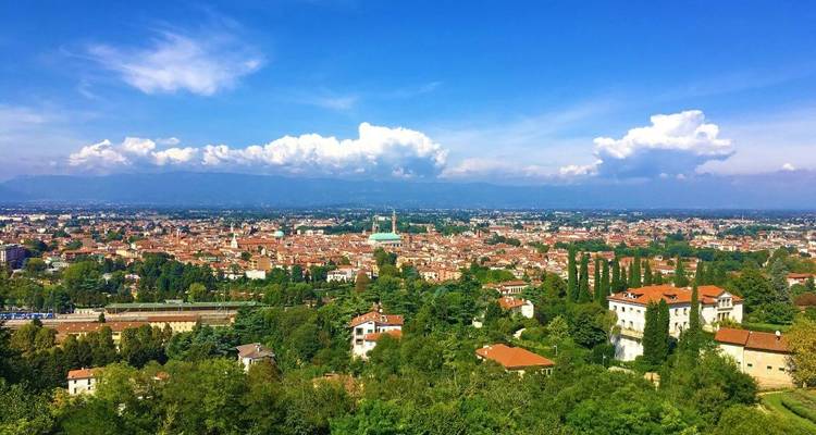 Panoramisch stadsgezicht met een katedraaltooren.