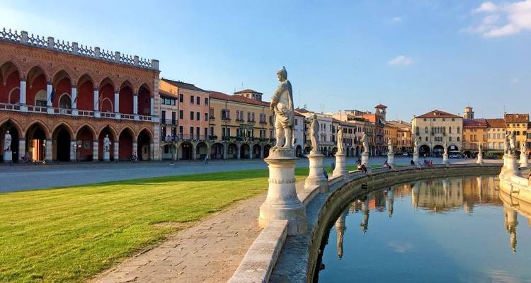 Schilderachtig kanaal met historische gebouwen en standbeelden.