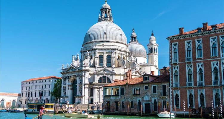 Gran canal con una magnífica basílica y barcos.
