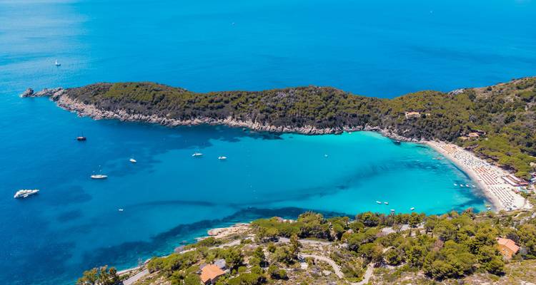Luftaufnahme einer Bucht mit türkisfarbenem Wasser.